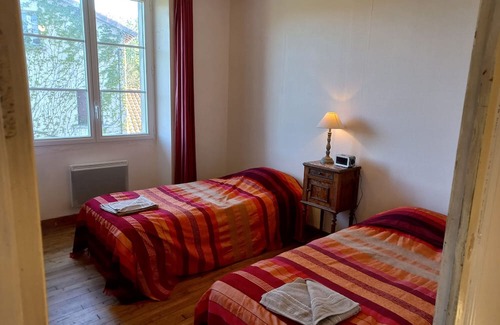 Moussac Casa | Holiday Home 'Gîte La Génevrie' with Private Garden