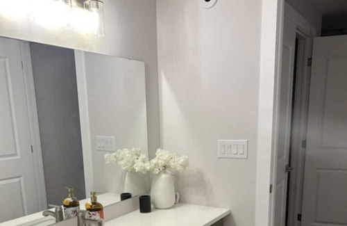 Ingersoll Cama Y Desayuno | Beautiful home stay in Ingersoll. One king bed and bathroom.