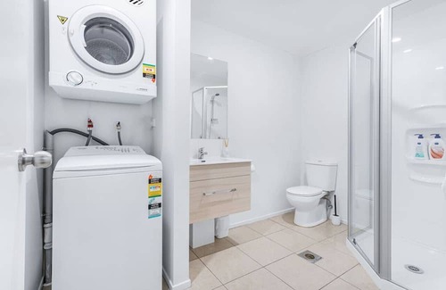Hamilton East Casa | Park Scenery, Proximity & Value - Close to Uni!