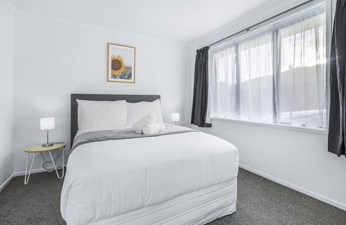 Hamilton East Casa | Park Scenery, Proximity & Value - Close to Uni!