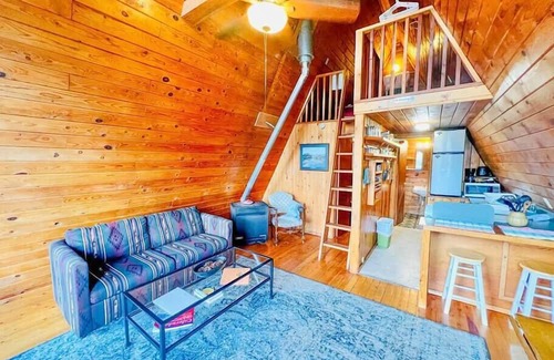 Howard Cabina | Cozy Cabin with Arkansas River View, No Pet Fee
