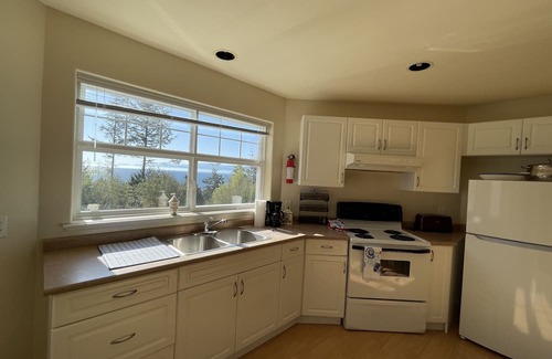 Juan de Fuca Electoral Area Apartamento | Sooke Vacation apartment overlooking the Juan De Fuca Straits, amazing sea views