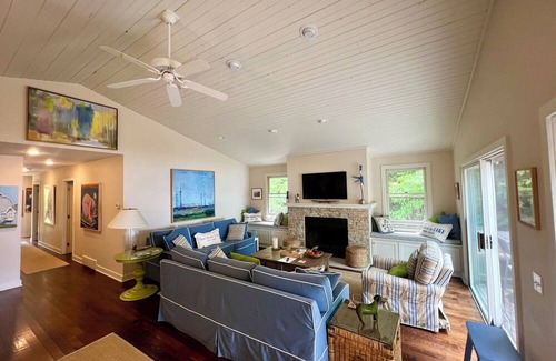Sturgeon Bay Casa | The Villa -Waterfront home