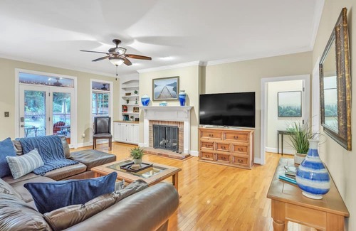 Inman Casa | Serene 3BR by Lake Bowen, Pool & Game Room