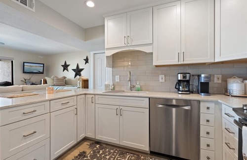 Briarcliff Condominio | Classy Lake Travis condo with a pool and Hot tub