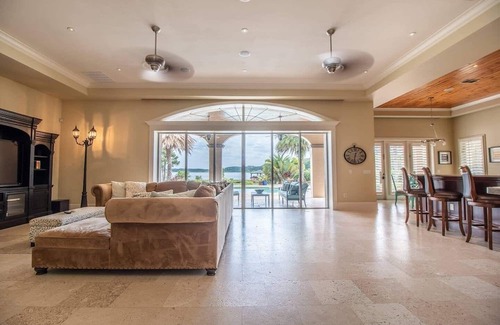 Florida Central Atlantic Coast Casa | LakeFront Pool Mansion 12 min from Disney!