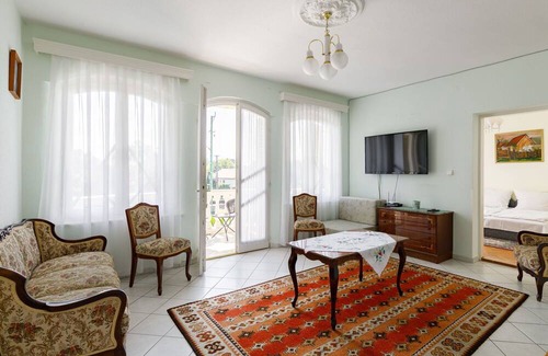 Balatonlelle Villa | Beautiful apartment in villa for 7 people with TV and parking