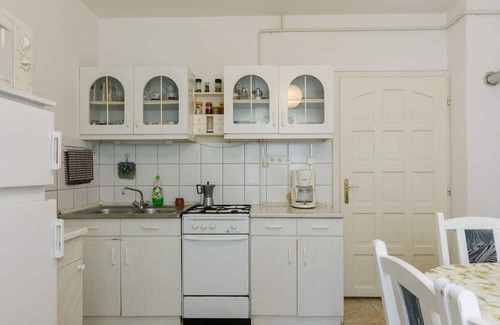 Balatonlelle Villa | Lovely apartment in villa for 5 guests with TV, terrace and parking