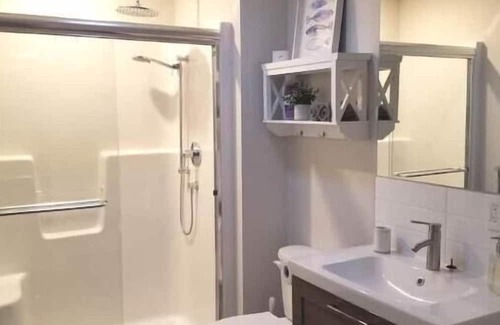 Central Okanagan Apartamento | Modern Clean 2 Bed Suite - Lakes/Trails & Wineries