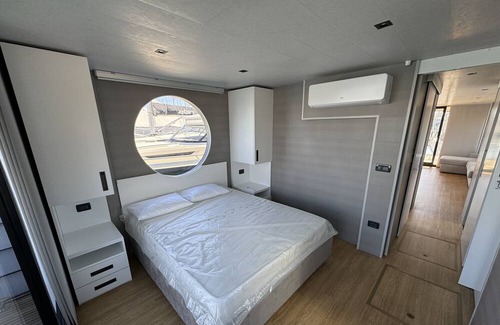 Marina di Ravenna Alquiler De Eote | Houseboat, Marina di ravenna, Marinara, Cervia, yachts, suit, casa galleggiante
