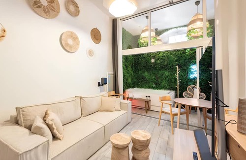 Chartrons Apartamento | Secret Jungle Suite Romantique Cachée Bordeaux, Balnéo Jacuzzi & Home Cinéma