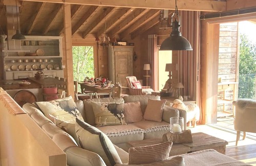 Caux Casa | Stunning private villa with WIFI, TV, terrace, pets allowed, panoramic view and parking
