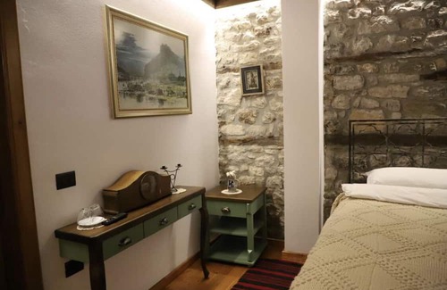 Berat Hotel | ODA TOMORI