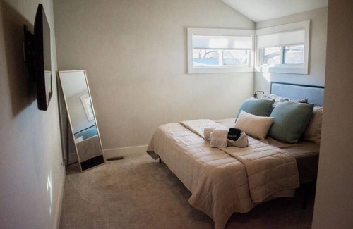 Simpsonville Casa | Downtown Bungalow with king ensuite, coffee station, laundry, & wifi,