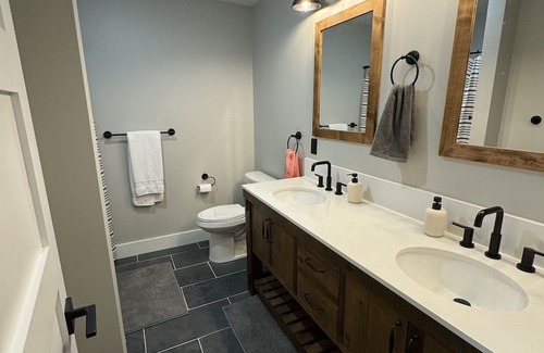 Granite Falls Casa | Coveside Drive - Beautiful Lakefront Home!
