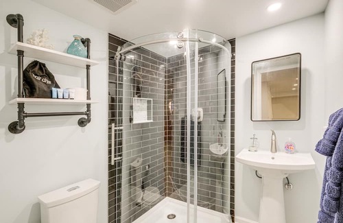 Seminary Hill Casa | Pet-Friendly Alexandria Escape w/ Yard: 8 Mi to DC