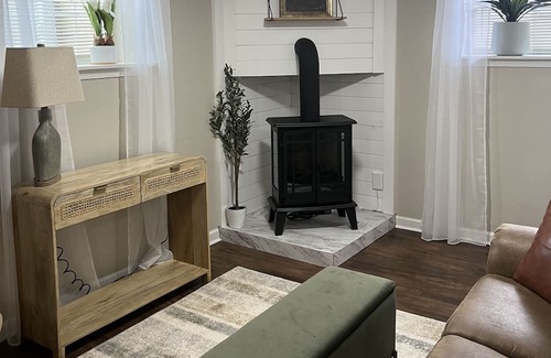 Christiansburg Apartamento | Studio oasis ready for you! …No Cleaning Fee….Near I-81, VT & Radford