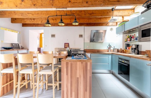 Bouguenais Casa | Holiday Home 'Maison Familiale Sud Nantes' with Private Garden and Wi-Fi