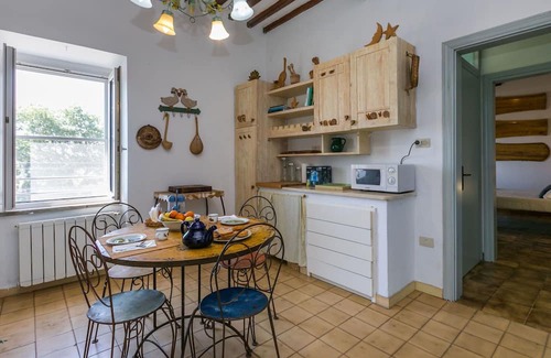 Pescia Romana Apartamento | Cosy apartment for 6 people with WIFI, pool, A/C, TV, patio, pets allowed and parking