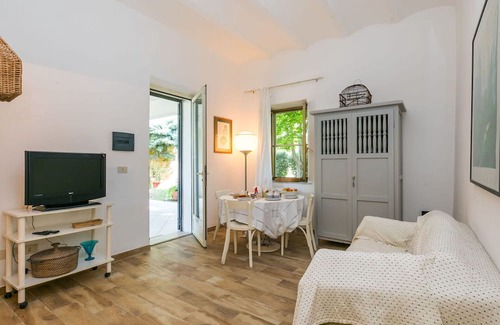 Pescia Romana Apartamento | Lovely apartment for 6 people with pool, WIFI, patio, pets allowed and parking