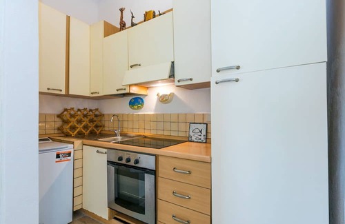 Pescia Romana Apartamento | Lovely apartment for 6 people with pool, WIFI, patio, pets allowed and parking