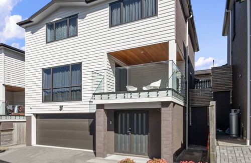 New Windsor Casa | Urban Oasis - West Auckland Townhouse
