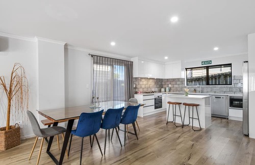 New Windsor Casa | Urban Oasis - West Auckland Townhouse