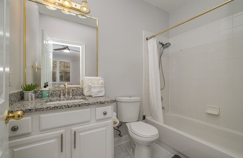 SouthPark Condominio | Sleek & Stylish Condo in Southpark