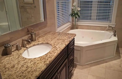 Carrying Place Casa | Luxury Lakeview Villa: Gateway to Winery Paradise