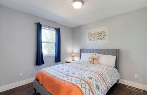 Evergreen Casa | Cowboy Castle | MT Sky Haus - 8 mins from airport
