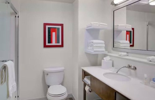 Columbus Casa | Modern Rooms | EV Charging & Indoor Pool | Next to Scioto Downs