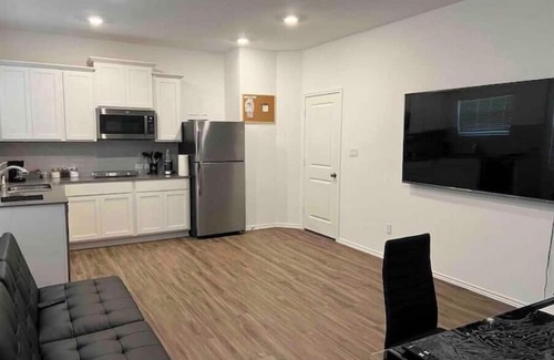 Leander Apartamento | Modern, 1 BR private suite with kitchen