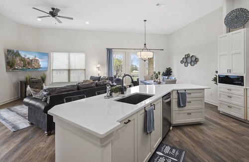 Horseshoe Bay West Casa | HSB West/ Newer Build/ Chic Decor