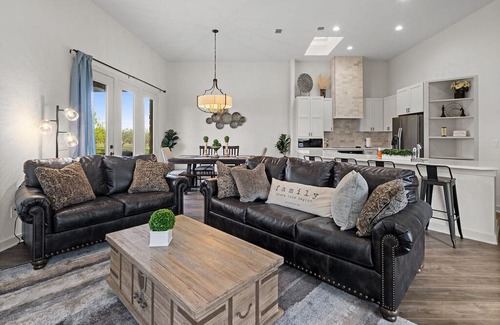 Horseshoe Bay West Casa | HSB West/ Newer Build/ Chic Decor