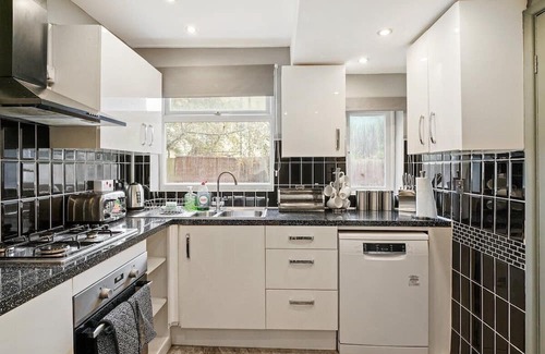 Forest Fields Casa | Stylish 4 Bed House in Nottingham - sleeps 15