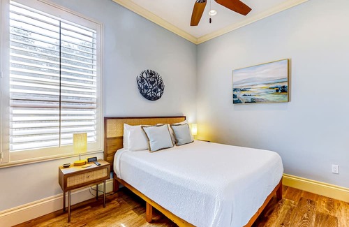 Fulton Casa | Wonderful bay-front villa with pool, pier, firepit & screened porch