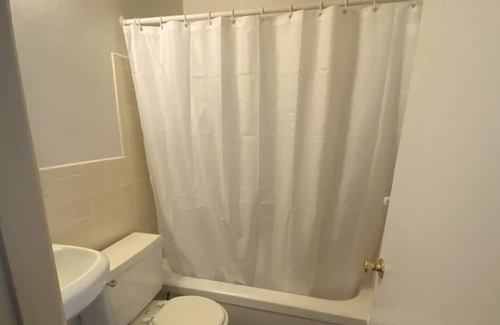 Florissant Apartamento | Quiet cozy apartment right off the highway! Next to 3 shopping plaza’s!