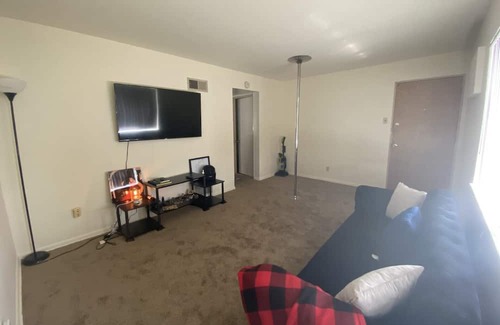 Florissant Apartamento | Quiet cozy apartment right off the highway! Next to 3 shopping plaza’s!