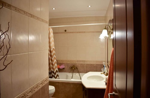 Gastouni Apartamento | Kiki’s 3BD apt. with Citrus Garden & BBQ