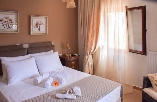 Gastouni Apartamento | Kiki’s 3BD apt. with Citrus Garden & BBQ