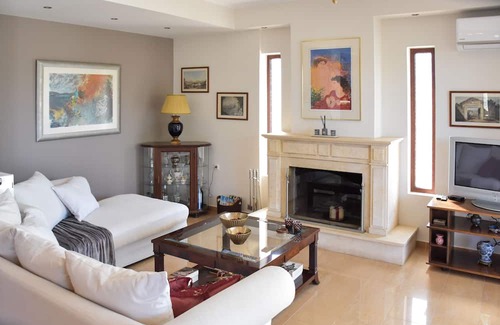 Gastouni Apartamento | Kiki’s 3BD apt. with Citrus Garden & BBQ