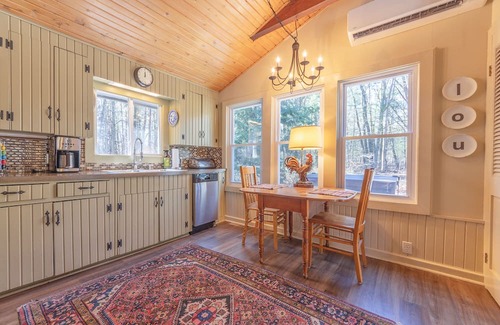 New Richmond Casa | The Cozy Cottage - pet friendly home with hot tub