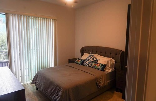 Warner Center Apartamento | Luxury Designed 2 Bedrooms Part Hotel in Woodland Hills CA