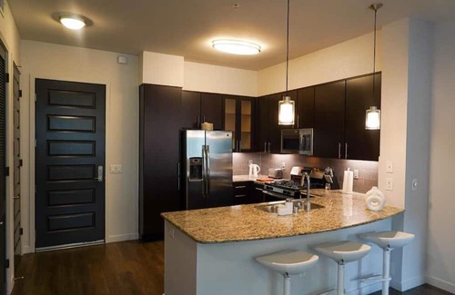 Warner Center Apartamento | Luxury Designed 2 Bedrooms Part Hotel in Woodland Hills CA
