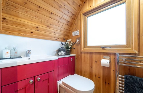 Clitheroe Cabina | Tranquil Luxury: Hot Tub, Firepit, & Sauna