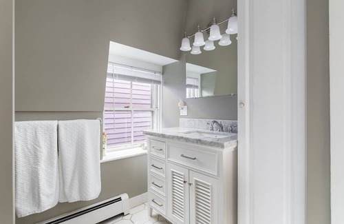 The Point Casa | Cozy retreat, historic neighborhood, 2 blocks to ocean & 10 min walk downtown!
