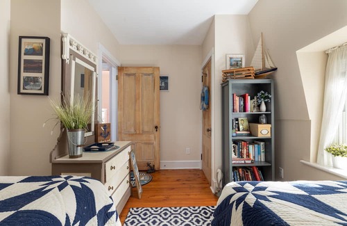 The Point Casa | Cozy retreat, historic neighborhood, 2 blocks to ocean & 10 min walk downtown!