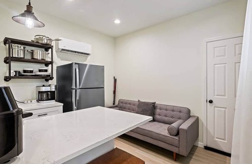 United Central Casa | Modern Gem One Bedroom One Bath