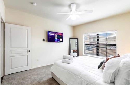South Arlington Apartamento | Sanitized Luxury 1Br 1Bath Condo/King bed/Pool/Gym