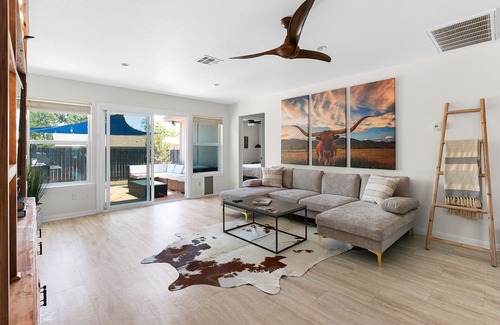 Georgetown Casa | Dog-friendly home in downtown Georgetown with firepit, deck, grill, cornhole, AC